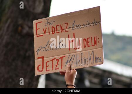 Heidelberg, Deutschland - 24. September 2021: Schild mit der Aufschrift „für evidenzbasiertes politisches Handeln“ auf Deutsch bei der globalen Klimabrek-Demonstration Stockfoto