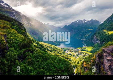 Dramatische Sommerszene im Hafen von Geiranger, Westnorwegen. Luftaufnahme des Sunnylvsfjords am Abend. Hintergrund des Reisekonzepts. Künstlerischer Stil po Stockfoto