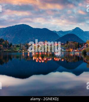 Dramatische Sicht auf den Grundlsee bei Sonnenuntergang im Herbst. Tolle Abendszene im Brauhof Dorf, Steiermark Stare von Österreich, Europa. Hintergrund des Reisekonzepts Stockfoto