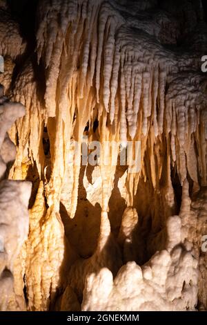 Unterirdische Krust-Höhle in der Region Marken, Italien. Frasassi Stockfoto