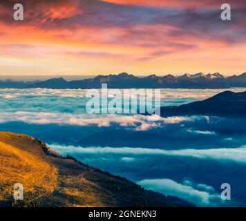 Dramatischer Sommeraufgang in den Dolomiten. Unglaublicher Morgenblick vom Gipfel Furchetta auf das Dorf Santa Magdalena unter einem Nebelmeer. Provinz Bol Stockfoto