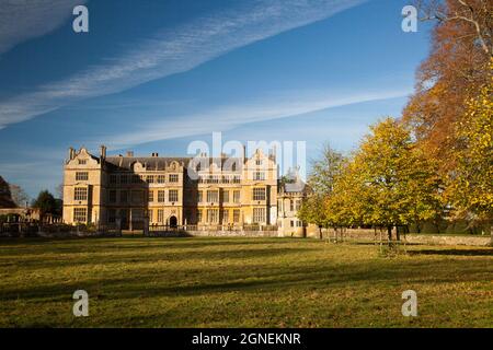 Herbstsonne erhellt die Ostfront des Montacute House, einem elisabethanischen Herrenhaus mit Garten in der Nähe von Yeovil, Somerset, England, Großbritannien Stockfoto