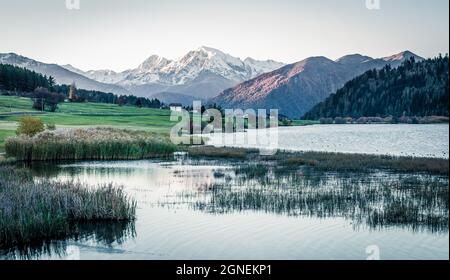 Spektakuläre Herbstszene des Haidersees (Lago della Muta) mit Ortler-Gipfel im Hintergrund. Herrliche Morgenansicht der italienischen Alpen, Italien, Europa. Ins Stockfoto