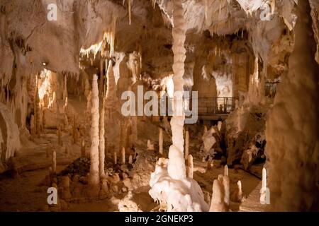 Unterirdische Krust-Höhle in der Region Marken, Italien. Frasassi Stockfoto