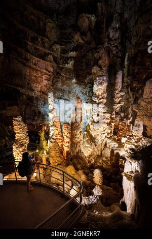 Unterirdische Krust-Höhle in der Region Marken, Italien. Frasassi Stockfoto