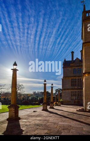 Dorische Säulen vor der Ostfront des Montacute House, einem elisabethanischen Herrenhaus mit Garten in der Nähe von Yeovil, Somerset, England, Großbritannien Stockfoto