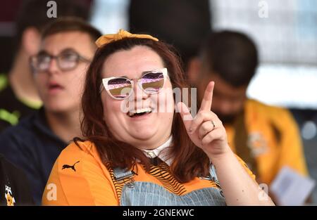 Ein glücklicher Cambridge-Fan im Sonnenschein während des Sky Bet League ein Spiel zwischen Portsmouth und Cambridge United im Fratton Park , Portsmouth , UK - 18. September 2021 nur für redaktionelle Verwendung. Keine Verkaufsförderung. Für Football-Bilder gelten Einschränkungen für FA und Premier League. Keine Nutzung des Internets/Handys ohne FAPL-Lizenz - für Details wenden Sie sich an Football Dataco Stockfoto