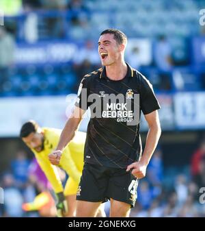 Lloyd Jones aus Cambridge feiert ihren Sieg während der Sky Bet League ein Spiel zwischen Portsmouth und Cambridge United im Fratton Park , Portsmouth , UK - 18. September 2021 nur für redaktionelle Verwendung. Keine Verkaufsförderung. Für Football-Bilder gelten Einschränkungen für FA und Premier League. Keine Nutzung des Internets/Handys ohne FAPL-Lizenz - für Details wenden Sie sich an Football Dataco Stockfoto