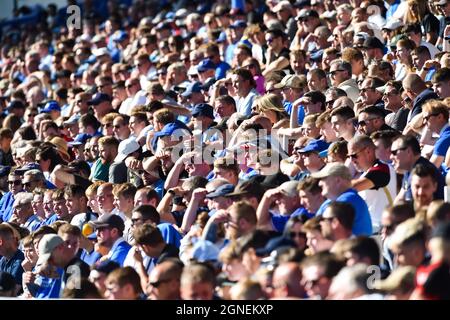 Portsmouth-Fans im Sonnenschein während der Sky Bet League ein Spiel zwischen Portsmouth und Cambridge United im Fratton Park , Portsmouth , Großbritannien - 18. September 2021 nur für den redaktionellen Gebrauch. Keine Verkaufsförderung. Für Football-Bilder gelten Einschränkungen für FA und Premier League. Keine Nutzung des Internets/Handys ohne FAPL-Lizenz - für Details wenden Sie sich an Football Dataco Stockfoto