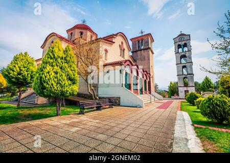 Kleine orthodoxe Kirche im Dorf Nea Kerdilia. Farbenfrohe Frühlingsszene in Nordgriechenland. Herrliche Morgenansicht der Landschaft, Kavala Region. Reisen Stockfoto