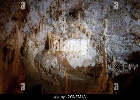 Unterirdische Krust-Höhle in der Region Marken, Italien. Frasassi Stockfoto