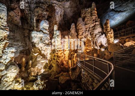 Unterirdische Krust-Höhle in der Region Marken, Italien. Frasassi Stockfoto