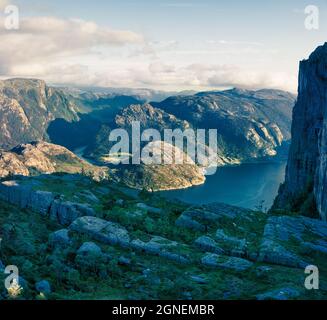 Tolle Abendansicht der beliebten norwegischen Attraktion Preikestolen. Schöne Sommerszene des Lysefjords, gelegen im Ryfylke-Gebiet im Südwesten Stockfoto