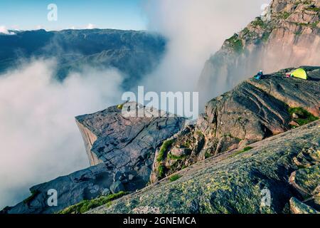 Neblige Morgenansicht der beliebten norwegischen Attraktion Preikestolen. Großartige Sommerszene des Lysefjords, gelegen im Ryfylke-Gebiet im Südwesten Stockfoto