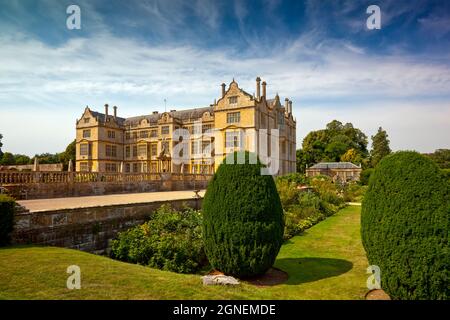 Die Ostfront des Montacute House, eines elisabethanischen Herrenhauses mit Garten in der Nähe von Yeovil, Somerset, England, Großbritannien Stockfoto
