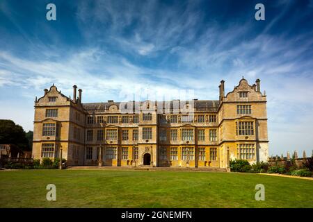 Die Ostfront des Montacute House, eines elisabethanischen Herrenhauses mit Garten in der Nähe von Yeovil, Somerset, England, Großbritannien Stockfoto