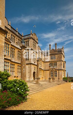 Die Ostfront des Montacute House, eines elisabethanischen Herrenhauses mit Garten in der Nähe von Yeovil, Somerset, England, Großbritannien Stockfoto