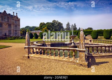 Der beeindruckende Brunnengarten im Montacute House, einem elisabethanischen Herrenhaus mit Garten in der Nähe von Yeovil, Somerset, England, Großbritannien Stockfoto