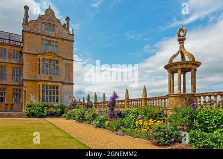 Eine farbenfrohe Grenze neben dem östlichen Rasen und der Ostfront am Montacute House, einem elisabethanischen Herrenhaus mit Garten in der Nähe von Yeovil, Somerset, England, Großbritannien Stockfoto