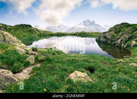 Unglaublicher Sommerblick auf den Lac Blanc See mit Mont Blanc (Monte Bianco) im Hintergrund, Chamonix-Lage. Schöne Outdoor-Szene der Graian Alpen Stockfoto