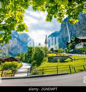 Sonnige Sommeransicht des großen Wasserfalls im Lauterbrunnen Dorf. Herrliche Outdoor-Szene in den Schweizer Alpen, Berner Oberland im Kanton Bern, Schweiz Stockfoto