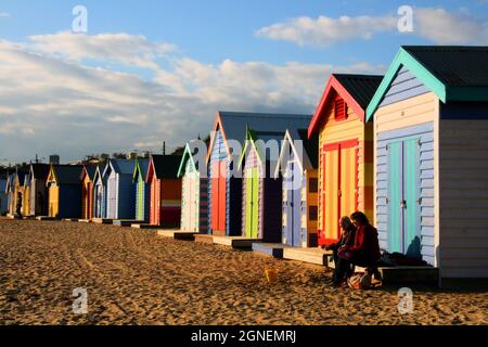 Bunte Badekisten (Strandhütten) kurz nach Sonnenaufgang am Brighton Beach, Melbourne, Victoria, Australien Stockfoto