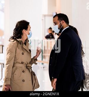 Paris, Frankreich. September 2021. Alexandre Benalla, ehemaliger Leibwächter des französischen Präsidenten, kommt mit seiner Rechtsanwältin Jacqueline Laffont zu seinem Prozess am 24. September 2021 vor dem Pariser Gericht, Frankreich, wegen eines mutmaßlichen Angriffs während eines Protestes am 1. Mai 2018. Foto von Pierrick Villette/Avenir Pictures/ABACAPRESS.COM Quelle: Abaca Press/Alamy Live News Stockfoto