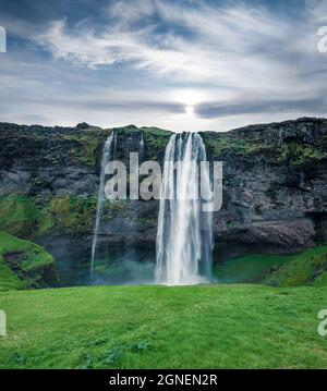 Beeindruckender Blick auf den Seljalandfoss Wasserfall am Morgen auf dem Seljalandsa Fluss. Große Sommerszene von Island, Europa. Schönheit der Natur Konzept Hintergrund. I Stockfoto