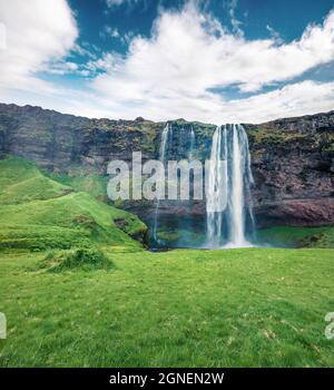 Spektakuläre Aussicht auf den Seljalandfoss Wasserfall am Morgen auf dem Seljalandsa Fluss. Beeindruckende Sommerszene von Island, Europa. Schönheit der Natur Konzept backgro Stockfoto