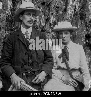 Antikes Foto, aufgenommen in den frühen 1900er Jahren in England, Großbritannien. Zwei professionelle Künstler, May Chatteris Winder, geborene Fisher (1874–1910), und ihr Mann, der Landschaftsmaler William Smallwood Winder (1869–1910), beide Gründungsmitglieder der Lake Artists Society im English Lake District im Jahr 1904. Für diese Zeit war May eine professionelle arbeitende Frau, die ihre Karriere nach der Ehe fortsetzte. Schwarz-weiße Version des Sepia-Originals. Stockfoto