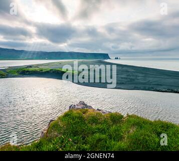 Dramatische Aussicht auf den Strand von Kirkjufjara im Sommer. Herrliche Außenaufnahme der Reynisdrangar-Klippen von der Halbinsel Dyrholaey im Atlantischen Ozean. South Iceland, V Stockfoto