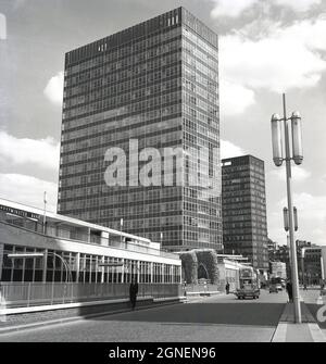 1960s, historische, moderne, hohe Bürogebäude der Zeit in der Stadt London an den Resten der Londoner Mauer, in der Nähe von Tower Hill, England, Großbritannien. Die Namen der beiden führenden Banken, Midland Bank und Westminster Bank, sind auf dem Gehweg im unteren Geschoss neben der alten Mauer zu sehen, die von den Römern um ihre Stadt Londinium herum errichtet wurde, um sie vor angelsächsischen Raidern zu schützen. Stockfoto