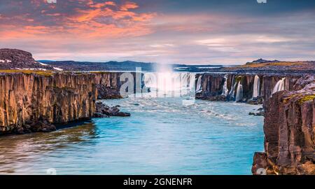 Farbenfrohe Sommerlandschaft am Jokulsa a Fjollum River. Wunderschöne Sonnenaufgangsszene am Selfoss Wasserfall im Jokulsargljufur Nationalpark, Island, Euro Stockfoto