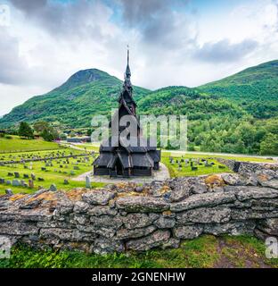 Schöne Sommeransicht der Stabkirche Borgund, gelegen im Dorf Borgund in der Gemeinde Lerdal in Sogn Og Fjordane County, Norwegen. Tra Stockfoto