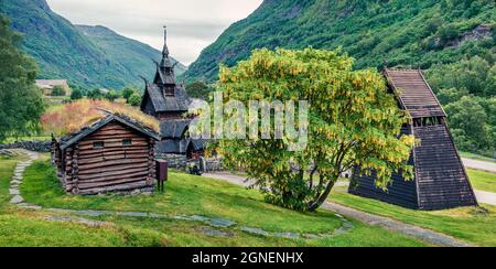 Herrliches Sommerpanorama der Stabkirche Borgund, gelegen im Dorf Borgund in der Gemeinde Lerdal in der Grafschaft Sogn Og Fjordane, Norwegen. Stockfoto