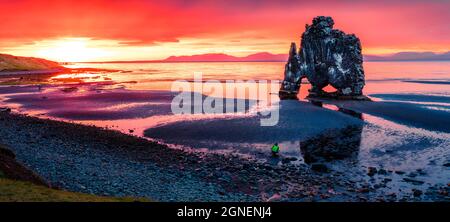 Riesige Basaltstapel Hvitserkur am östlichen Ufer der Halbinsel Vatnsnes. Farbenfrohe Sommersonnenaufgänge im Nordwesten Islands, Europa. Schönheit der Natur Co Stockfoto