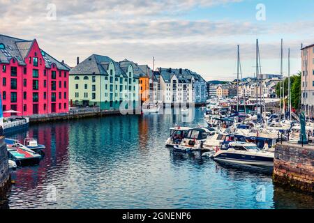 Herrliche Sommeransicht der Hafenstadt Alesund an der Westküste Norwegens, am Eingang zum Geirangerfjord. Farbenfrohe Stadtkulisse am Morgen. Reisen CO Stockfoto