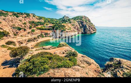 Herrliche Frühlingsansicht des Westgerichtes von Heraion von Perachora, Limni Vouliagmenis Lage. Helle Morgenseeküste der Ägäis, Griechenland, Europa. Reisen Stockfoto