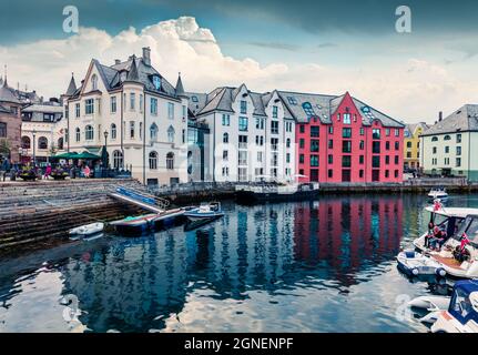 Malerische Sommeransicht der Hafenstadt Alesund an der Westküste Norwegens, am Eingang zum Geirangerfjord. Farbenfrohe Stadtkulisse am Morgen. Reisen Stockfoto