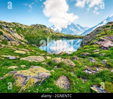 Farbenfrohe Sommeransicht des Lac Blanc Sees mit Mont Blanc (Monte Bianco) im Hintergrund, Chamonix-Lage. Schöne Outdoor-Szene von Vallon de Berar Stockfoto