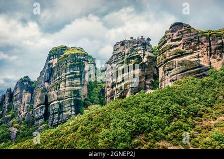 Die Clody Spring Scene von Meteora, UNESCO-Weltkulturerbe. Wunderschöne Aussicht auf die östlichen orthodoxen Klöster, die auf Felssäulen errichtet wurden. Kalam Stockfoto