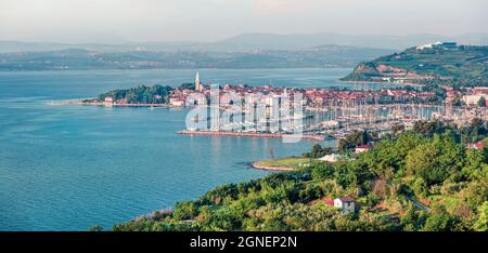 Luftaufnahme der alten Fischerstadt Izola. Bunte Quelle der Meereslandschaft Adria. Schönes Panorama von Slowenien, Europa. Schönheit der Landschaft concep Stockfoto