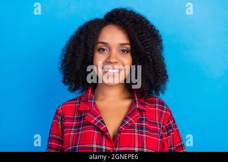 Foto von süßen Brünette Frisur junge Dame tragen rot karierte Pyjama isoliert auf blauem Hintergrund Stockfoto