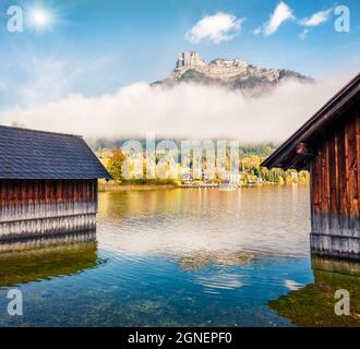 Malerische Herbstszene am Altausseer See. Sonnige Morgenansicht des Dorfes Altaussee, Bezirk Liezen in der Steiermark, Österreich. Reisekonzept BAC Stockfoto