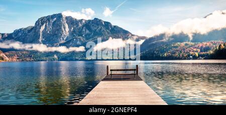 Malerische Herbstszene des Altausseer See Triselwand Gipfel im Hintergrund. Helles Morgenpanorama des Dorfes Altaussee, Bezirk Liezen in St. Stockfoto