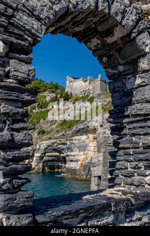 Ein Fenster im Felsen, von dem aus Sie das Schloss Doria und die Höhle von Lord Byron in Portovenere, Italien, bewundern können Stockfoto