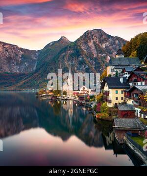 Dramatischer Herbstuntergang am Hallstätter See. Fantastische Abendansicht des Dorfes Hallstatt, in Österreichs gebirgiger Salzkammergut Region, Österreich. Schönheit Stockfoto