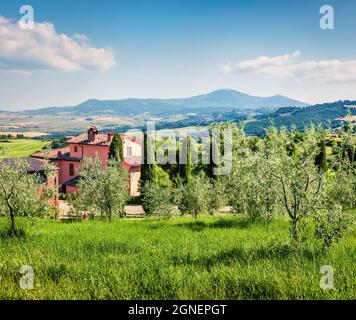 Helle Frühlingsszene der typischen Toscana-Landschaft. Schöne Morgenszene der Toskana, Italien, Europa. Schönheit der Natur Konzept Hintergrund. Orton-Effekt Stockfoto