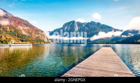 Malerische Herbstszene des Altausseer See Triselwand Gipfel im Hintergrund. Sonnige Morgenansicht des Dorfes Altaussee, Bezirk Liezen in der Steiermark, Stockfoto