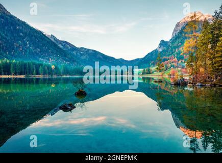 Fantastische Herbstszene am Hintersee. Schöne Morgenansicht der bayerischen Alpen an der österreichischen Grenze, Deutschland, Europa. Reisekonzept im Hintergrund Stockfoto